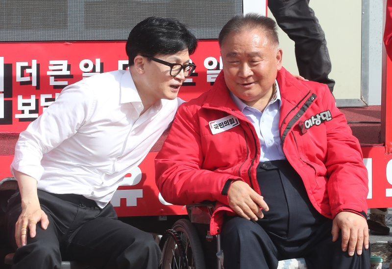 한동훈 국민의힘 총괄선거대책위원장이 지난 4월 2일 오후 대전 유성구 지족역사거리 앞에서 열린 '국민의힘으로 유성살리기' 지원유세에서 이상민 대전 유성을 후보와 이야기를 나누는 모습. 2024.4.2/뉴스1 ⓒ News1 임세영 기자 /사진=뉴스1