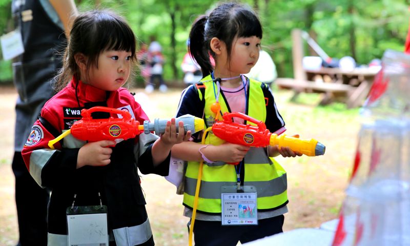 지난 24일 봄철 어린이 대상 산불진화체험에 참여한 춘천 동내초 병설유치원 원아들이 산불 진화체험에 참여하고 있다. 티웨이항공 제공