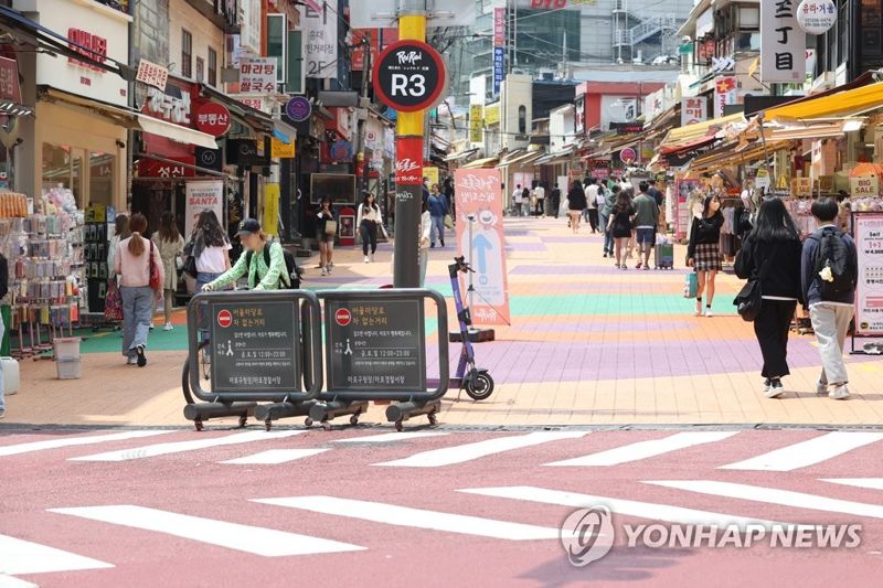 홍대 관광특화거리 '레드로드'. 20대가 주말에 외식을 위해 자주 찾는 지역은 홍대, 연남, 망원 지역 등이 포함된 마포구인 것으로 나타났다. 사진=연합뉴스