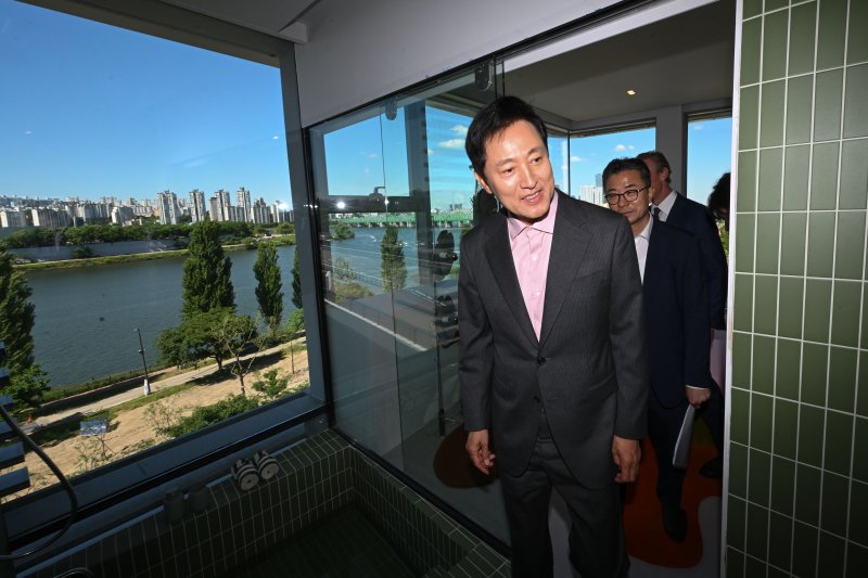 오세훈 서울시장이 28일 오전 서울 용산구 한강대교 전망호텔 '스카이 스위트'에서 내부를 둘러보고 있다. (공동취재) 2024.5.28/뉴스1 ⓒ News1 박지혜 기자