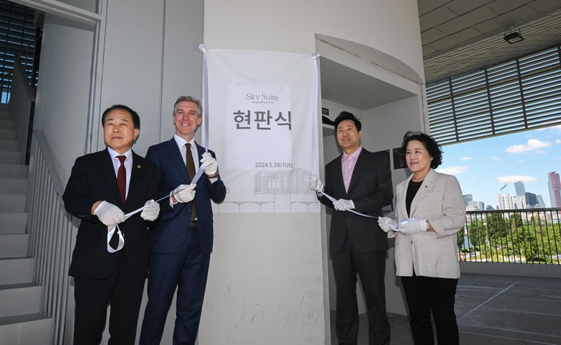 오세훈 서울시장이 28일 오전 서울 용산구 한강대교 전망호텔 '스카이 스위트'에서 열린 사전 홍보 이벤트에서 데이브 스티븐슨 에어비엔비 CEO 등 참석자들과 '스카이 스위트' 호텔 현판 제막을 하고 있다. '전망호텔'은 한강대교 상부에 위치한 직녀카페를 리모델링해 선보이는 숙박 공간이다. (공동취재) 2024.5.28/뉴스1 ⓒ News1 박지혜 기자