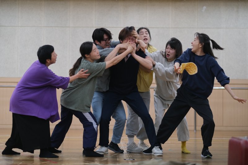 전쟁 끝에 마주한 가족애, 연극 '연안지대' (서울=연합뉴스) 류효림 기자 = 28일 서울 종로구 세종문화회관에서 열린 서울시극단 연극 '연안지대' 연습실 공개 행사에서 단원들이 주요 장면을 시연하고 있다. 2024.5.28 ryousanta@yna.co.kr