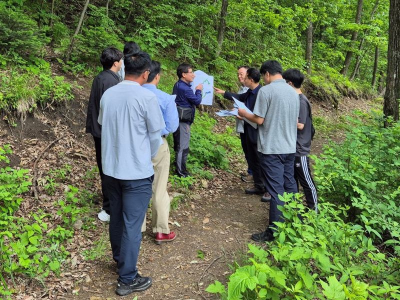 28일 전북 장수 금남호남정맥 무룡고개에서 진행된 토지피복 예측기반 현장토론회.