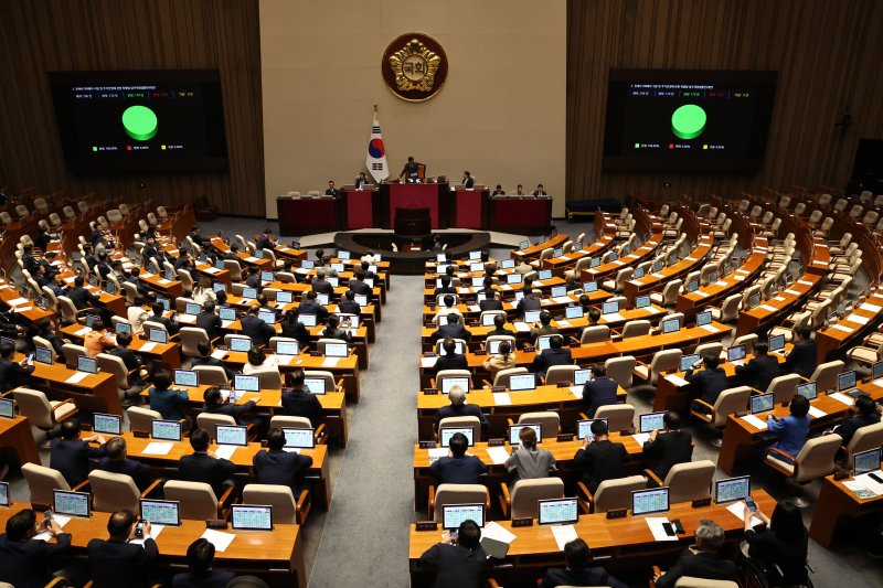 28일 오후 서울 여의도 국회에서 열린 제21대 국회 마지막 본회의에서 전세사기피해자 지원 및 주거안정에 관한 특별법 일부개정법률안이 통과되고 있다. 뉴스1화상