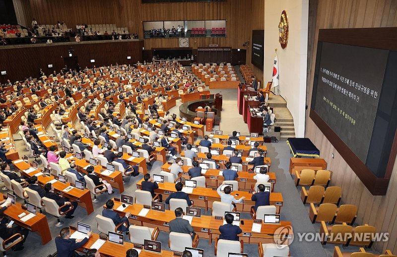 28일 오후 국회에서 재의결 안건으로 상정된 '해병대 채상병 사망사건 수사외압 의혹 특별검사법' 등을 표결하는 본회의가 열리고 있다. 연합뉴스