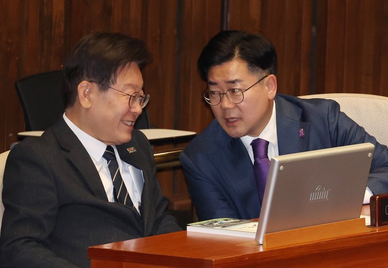 국회는 28일 21대 국회 마지막 본회의를 열어 윤석열 대통령이 재의요구권을 행사한 '채상병특검법' 재표결 실시 결과, 재석의원 294명 중 찬성 179명, 반대 111명, 무효 4명으로 부결돼 최종 폐기됐다. 더불어민주당 등 범 야권은 22대 국회가 개원되는 대로 즉각 특검법을 재발의할 방침이다. 이재명 더불어민주당 대표(왼쪽사진 왼쪽)와 박찬대 원내대표가 본회의에 참석해 대화하고 있다. 연합뉴스