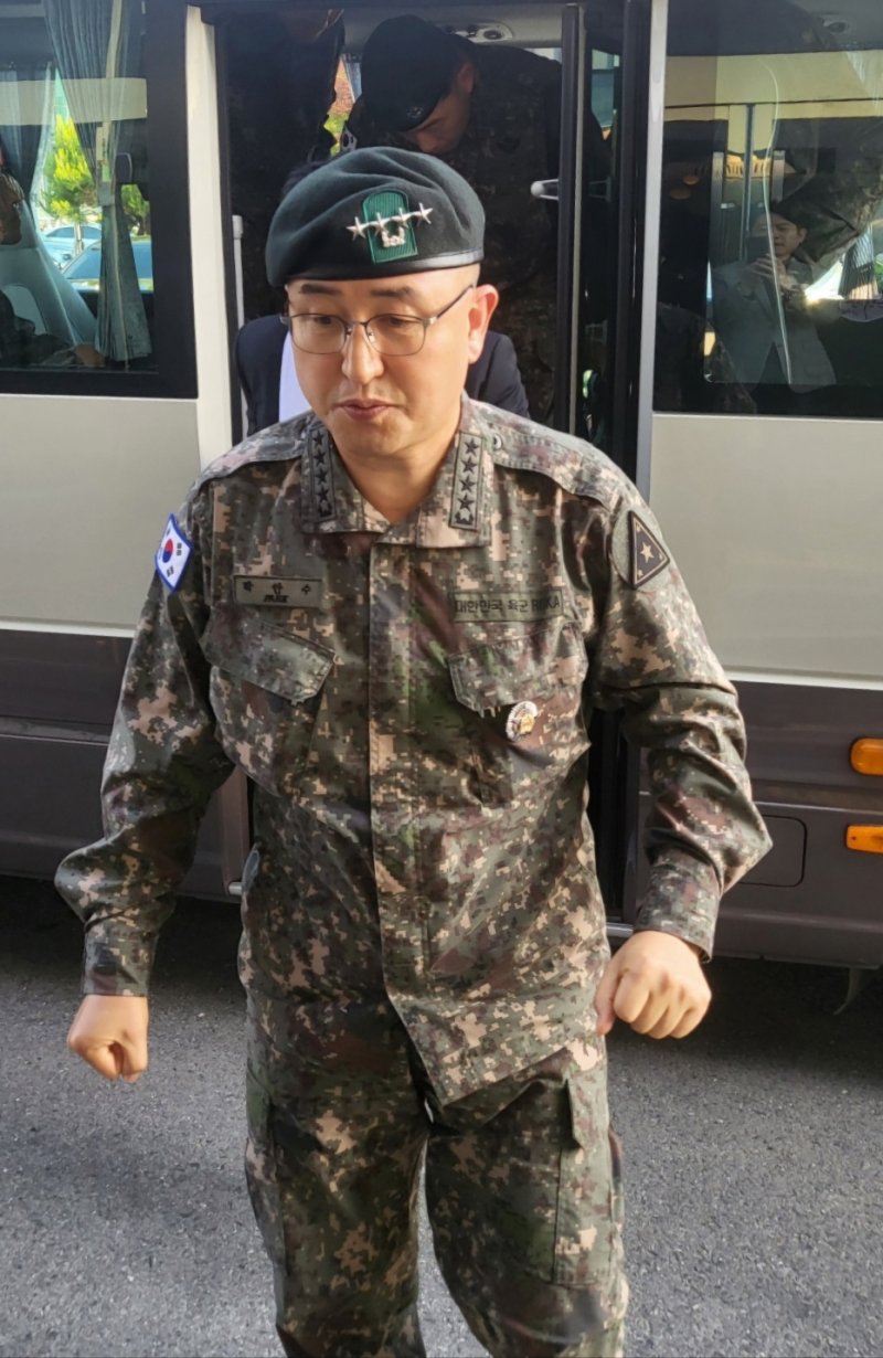 박안수 계엄사령관' 박안수 직무정지 - 경향신문