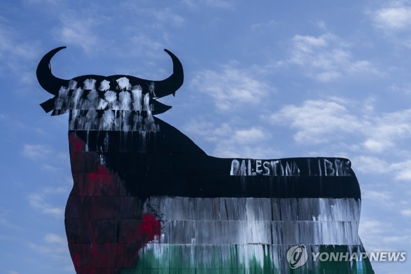 투우 간판에 그려진 팔레스타인 국기 A Spanish fighting bull billboard, is painted with the colours of the Palestinian flag and a writing that reads "free Palestine", on the outskirts of Madrid, Tuesday, May 28, 2024. Spain and Norway have moved to formally recognize a Palestinian state with Ireland to follow suit o
