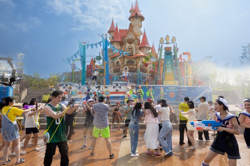 롯데월드 어드벤처 부산 여름 시즌 '쿨링 퍼레이드' (롯데월드 부산 제공)