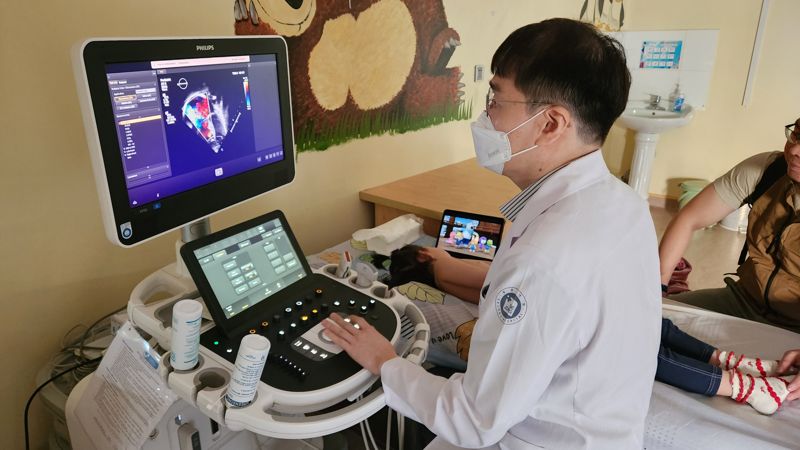 부천세종병원 방지석 과장이 선천선 심장병을 가진 몽골 어린이를 상대로 심장초음파 검사를 진행하고 있다. 부천세종병원 제공