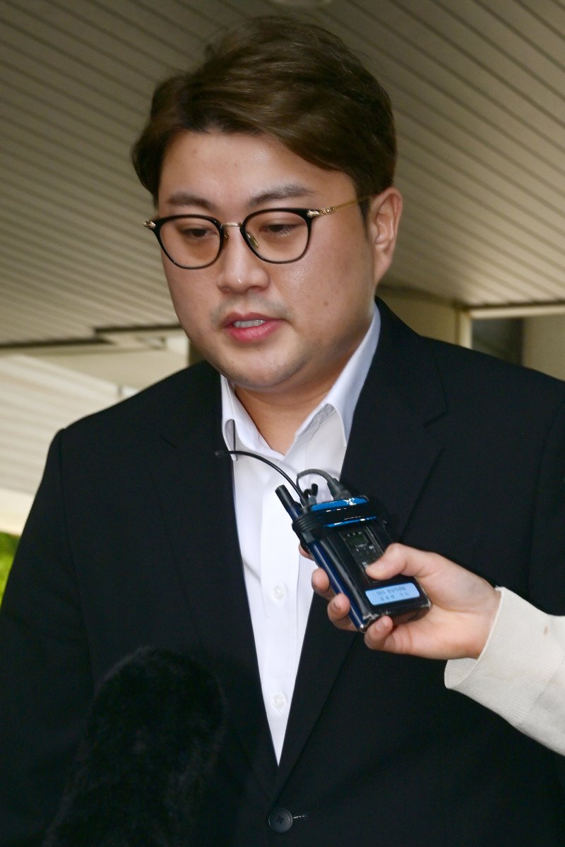 음주 뺑소니 혐의를 받는 가수 김호중이 영장실질심사(구속 전 피의자심문)를 위해 24일 오전 서울 서초구 서울중앙지방법원에 출석하고 있다. (공동취재) 2024.5.24/뉴스1 ⓒ News1 김성진 기자