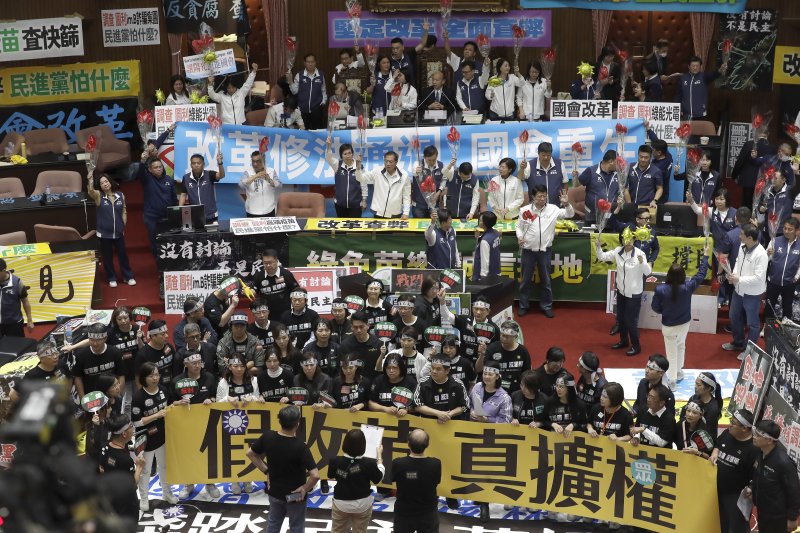 여소야대 구도인 대만 입법원(의회)이 28일 의회의 권한을 확대하고 총통 권한을 축소한 쟁점 법안을 통과시켰다. 이날 타이베이 입법원 건물에서 법안 투표가 진행되는 동안 여야 의원이 찬반 시위를 벌이고 있다. AP 뉴시스