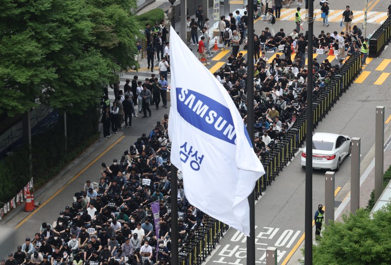 삼성전자 노동조합 조합원들이 24일 오후 서울 서초구 삼성전자 사옥 앞에서 노조와의 교섭을 촉구하는 집회를 열고 있다. 뉴시스