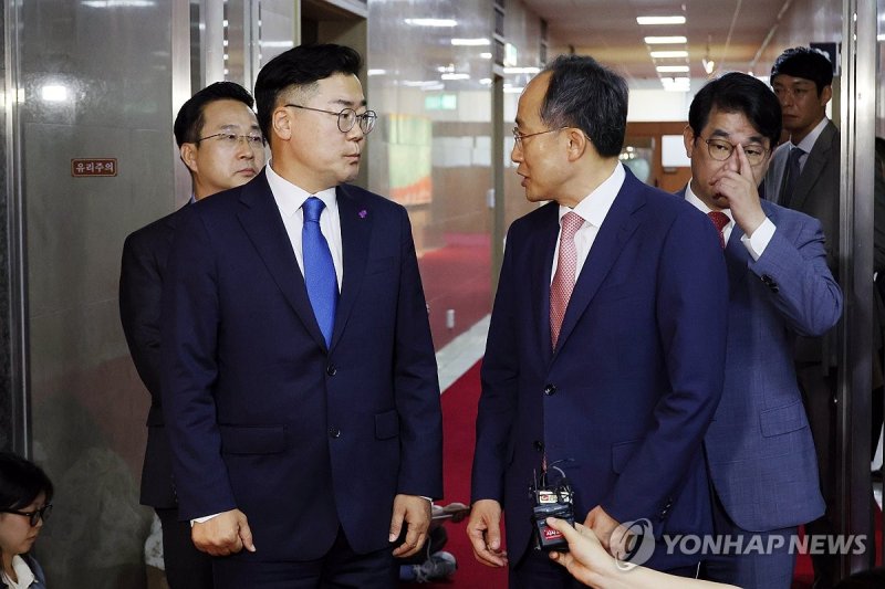 추경호 국민의힘 원내대표(오른쪽)와 박찬대 더불어민주당 원내대표가 지난 27일 국회에서 김진표 국회의장과 면담을 마치고 나와 취재진 질문에 답하며 얼굴을 마주 보고 있다. 연합뉴스