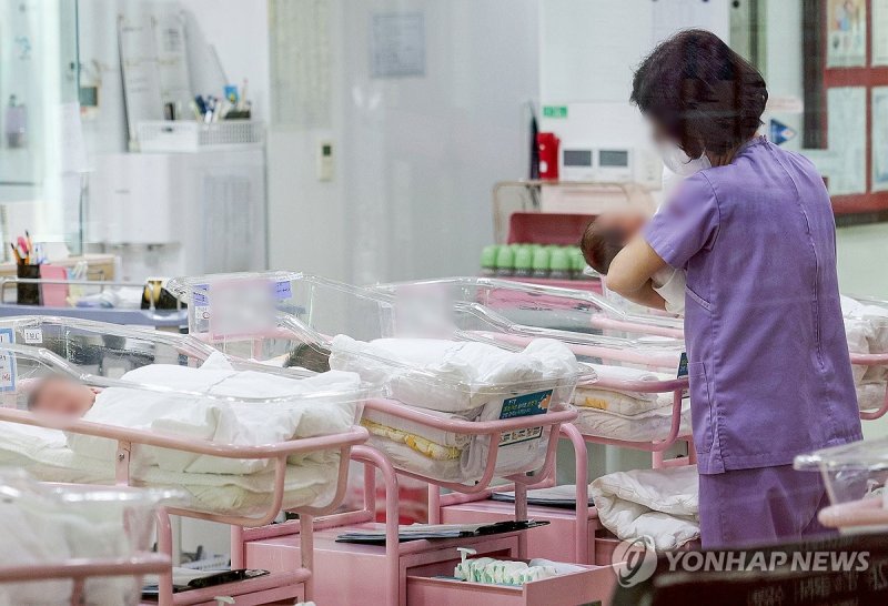 서울 시내 한 산후조리원 신생아실에서 간호사 등 관계자가 신생아들을 돌보고 있다. 연합뉴스