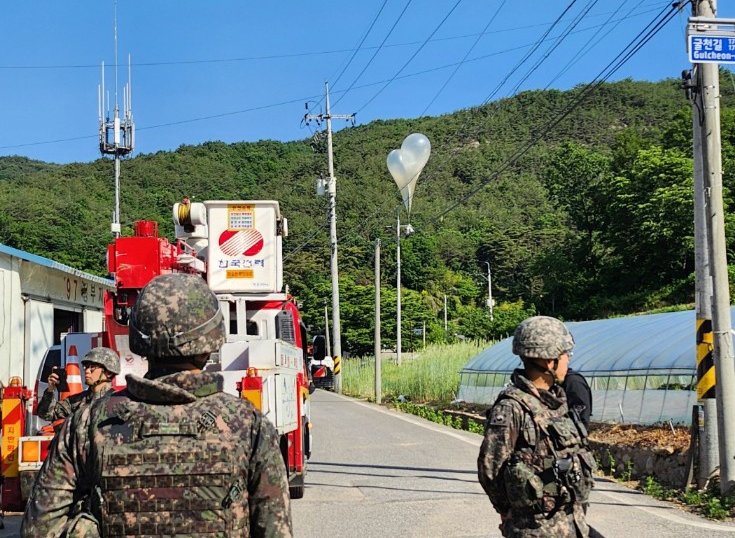 29일 오전 전북 무주군 무주읍 한 마을에서 북한이 살포한 것으로 보이는 풍선이 발견돼 경찰과 군당국이 조사에 나섰다. 전북소방 제공