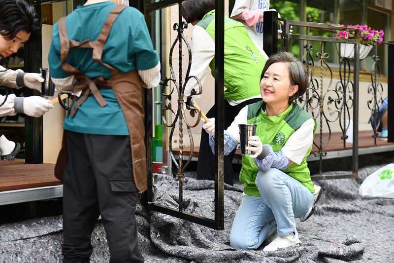 서창희 코오롱사회봉사단장(오른쪽 아래)이 지난 28일 서울 마포의 '성산행복한홈스쿨'에서 테라스 목재 개보수 및 화단 가꾸기 활동을 진행하고 있다. 코오롱그룹 제공