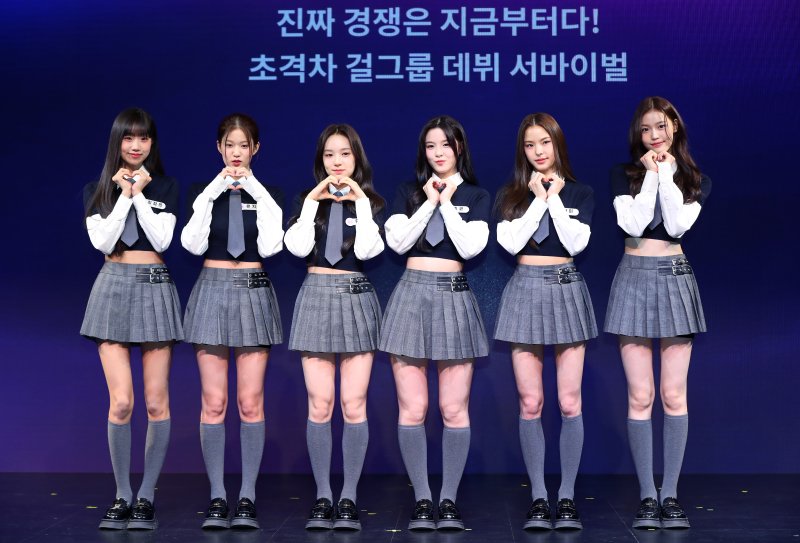 [서울=뉴시스] 김혜진 기자 = 아이랜드2 파트2 진출 확정자 최정은(왼쪽부터), 윤지윤, 유사랑, 후코, 마이, 정세비가 29일 오전 서울 강남구 성암아트홀에서 열린 Mnet '아이랜드2 : N/a' Part.2 PR DAY에서 포즈를 취하고 있다. 2024.05.29. jini@newsis.com