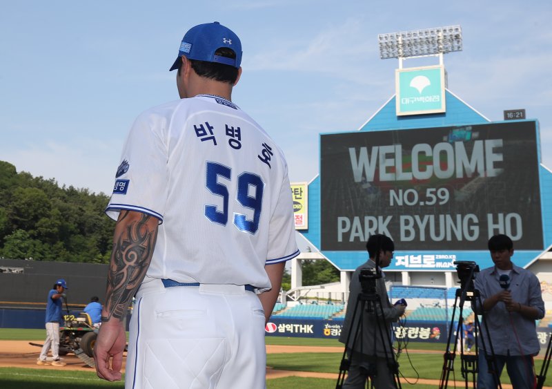 삼성으로 이적한 박병호가 29일 오후 대구 삼성라이온즈파크에서 팀 훈련을 마친 뒤 취재진을 향해 포즈를 취하고 있다. 박병호는 삼성 등번호 59번을 받았다. 2024.5.29/뉴스1 ⓒ News1 공정식 기자
