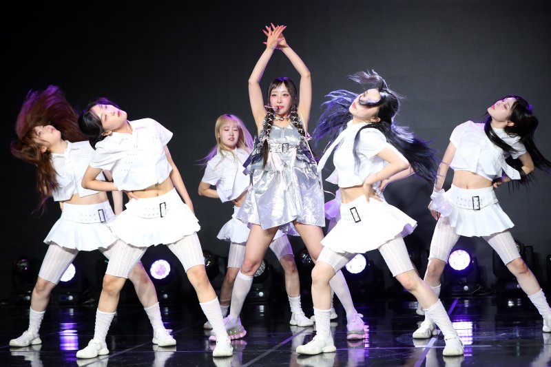 [서울=뉴시스] 김혜진 기자 = 그룹 이달의 소녀 출신 이브가 29일 오후 서울 강남구 일지아트홀에서 열린 첫 번째 미니앨범 '루프'(LOOP) 발매 기념 쇼케이스에서 무대를 선보이고 있다. 타이틀곡 '루프'(LOOP)는 쳇바퀴처럼 반복되는 일상에서 벗어나고 싶은 마음을 리드미컬한 얼터너티브 비트에 담은 곡이다. 2024.05.29. jini@newsis.com