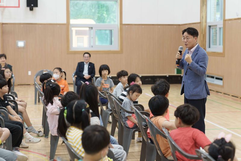 이석용 농협은행장이 지난 28일 전북 괴목초등학교에서 진행된 이동금융교육에서 일일 금융교육강사로 나서 학생들에게 강의했다. 사진=농협은행 제공