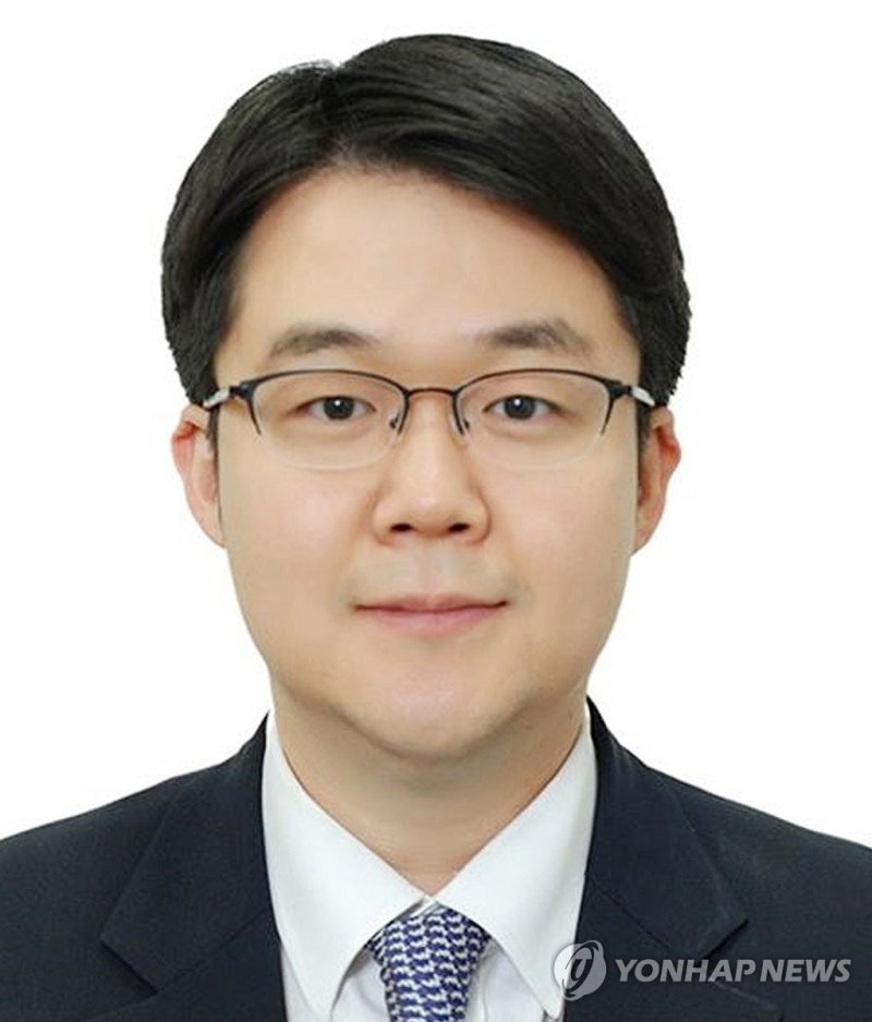 '김여사 수사' 서울중앙지검 1차장 박승환 '김여사 수사' 서울중앙지검 1차장 박승환 (서울=연합뉴스) 윤석열 대통령 부인 김건희 여사 관련 의혹을 수사하는 서울중앙지검 1차장검사에 박승환(사법연수원 32기) 법무부 정책기획단장이 임명됐다. 2024.5.29 [연합뉴스 자료사진] photo@yna.co.kr (끝)