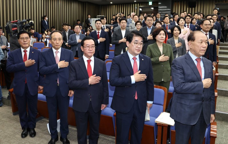 황우여 비상대책위원장과 원내대표 후보, 당선인들이 9일 오후 서울 여의도 국회에서 열린 2024 원내대표 선출 선거 당선자총회에 참석해 국민의례를 하고 있다. 앞줄 오른쪽부터 황 비대위원장, 배준영 사무총장 직무대행, 이종배, 추경호, 송석준 의원. 뉴스1