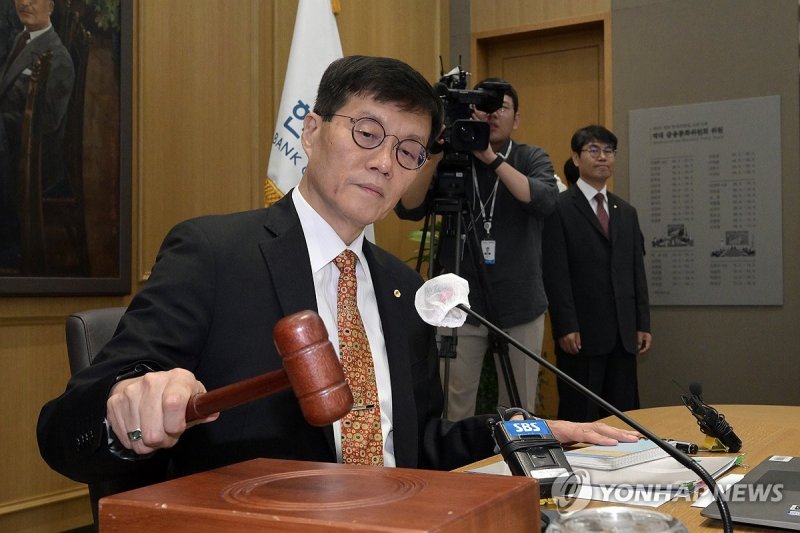 이창용 한국은행 총재가 지난 5월 23일 서울 중구 한국은행에서 열린 금융통화위원회에서 의사봉을 두드리고 있다. 연합뉴스.