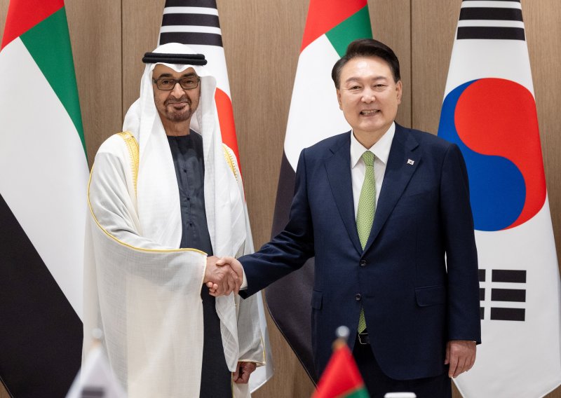 윤석열 대통령(오른쪽)과 모하메드 빈 자이드 알 나하얀 아랍에미리트연합국(UAE) 대통령이 지난 5월 29일 서울 용산 대통령실 청사에서 열린 한-UAE 정상회담에 앞서 악수하고 있다. 대통령실 제공