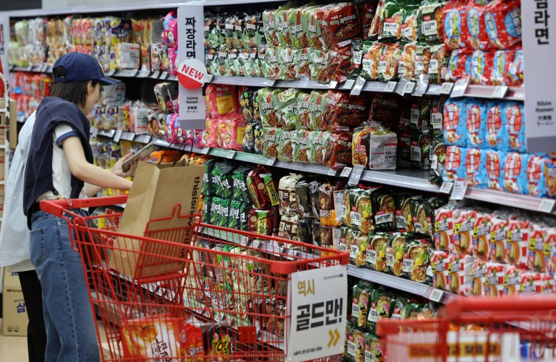 [서울=뉴시스] 이영환 기자 = 지난 27일 서울 시내 대형마트에서 시민들이 가공식품을 구매하고 있다. 2024.05.30. 20hwan@newsis.com /사진=뉴시스