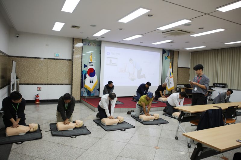 안산도시공사, 전 직원 심폐소생술 교육…'응급 상황에 시민들 생명 지킨다'