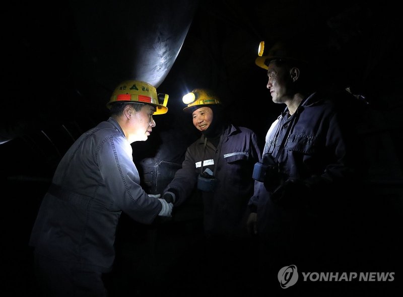 강원 태백시 대한석탄공사 장성광업소가 개광 87년만에 17일 폐광을 확정했다. 직원들이 마지막 채탄 작업을 마치고 서로 인사하고 있다. 연합뉴스