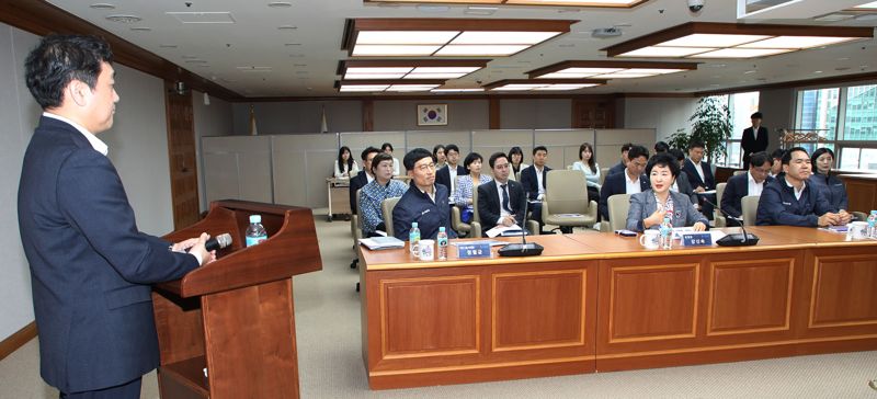 Sh수협은행이 고객의 라이프 패턴과 거래정보를 분석해 고객이 필요할 때 최적화된 금융상품과 서비스, 혜택을 제공하는 ‘데이터기반 실시간 개인화 마케팅 시스템’을 구축했다고 30일 밝혔다. 사진은 이달 초 진행된 시스템 구축완료 보고회 모습, Sh수협은행 제공.