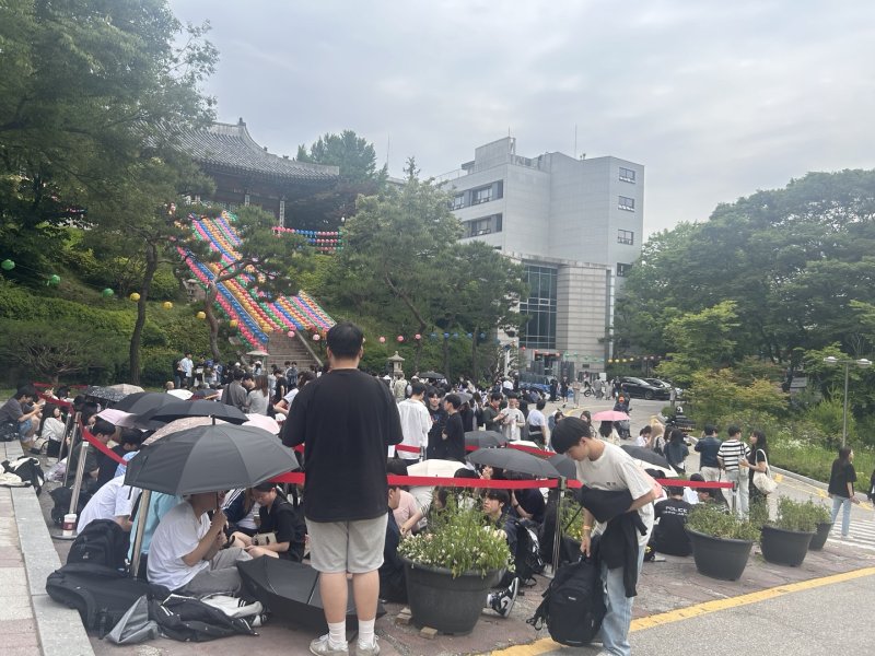 서울 중구 동국대 축제가 열린 30일 캠퍼스 내 백년비 앞에 재학생들이 축제 입장티켓을 받기 위해 기다리고 있다. 사진=강명연 기자