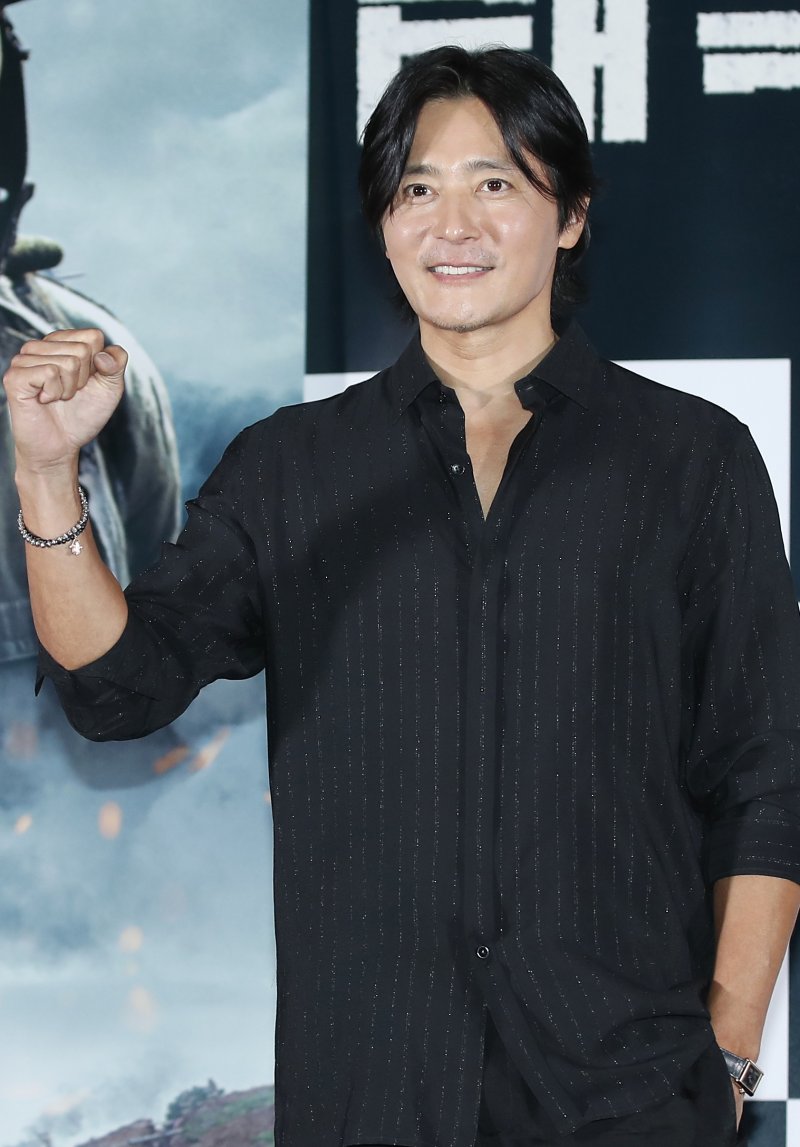 배우 장동건이 30일 서울 건대 롯데시네마에서 열린 영화 '태극기 휘날리며' 기자간담회에서 포즈를 취하고 있다. '태극기 휘날리며'는 잊을 수 없는 1950년 6월, 두 형제(장동건 원빈 분)의 갈등과 우애 그리고 전쟁의 비극을 그렸다. 6.25 전쟁을 배경으로 한 액션 블록버스터인 이 영화는 '쉬리' '은행나무 침대' 등 명작들을 만들어낸 강제규 감독의 작품 중에서도 수작으로 꼽힌다. 2004년 개봉 당시 첫주 관객 177만명, 한국 영화사상 최단기간 천만 관객 돌파 등의 신기록을 세우며 신드롬을 불러일으켰다. 2024.5.30/