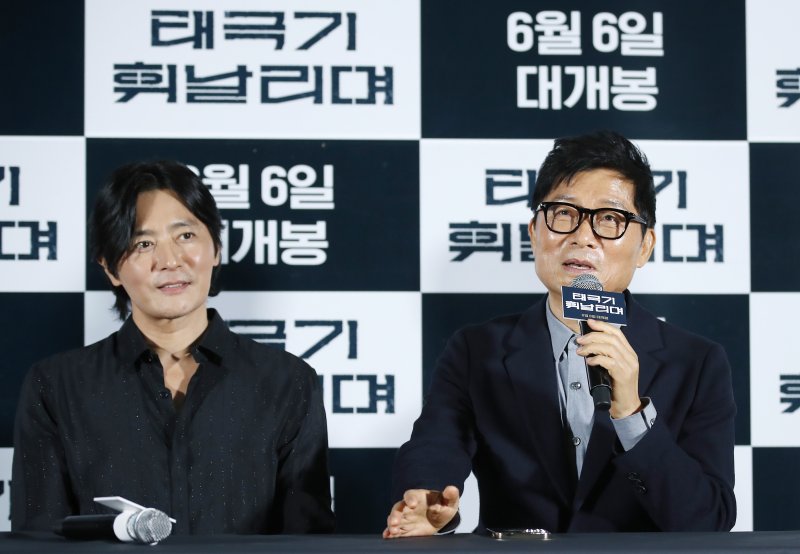 강제규 감독(오른쪽)과 배우 장동건이 30일 서울 건대 롯데시네마에서 열린 영화 '태극기 휘날리며' 개봉 20주년 기념 4K 리마스터링 기자간담회에서 취재진 질문에 답하고 있다. '태극기 휘날리며'는 잊을 수 없는 1950년 6월, 두 형제(장동건 원빈 분)의 갈등과 우애 그리고 전쟁의 비극을 그렸다. 6.25 전쟁을 배경으로 한 액션 블록버스터인 이 영화는 '쉬리' '은행나무 침대' 등 명작들을 만들어낸 강제규 감독의 작품 중에서도 수작으로 꼽힌다. 2004년 개봉 당시 첫주 관객 177만명, 한국 영화사상 최단기간 천만 관객 돌