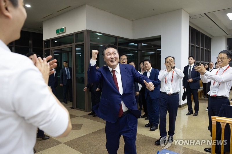 윤석열 대통령이 지난 30일 충남 천안 재능교육연수원에서 열린 제22대 국민의힘 국회의원 워크숍에서 만찬을 마친 뒤 어퍼컷 세리머니를 하고 있다. [대통령실 제공. 재판매 및 DB 금지]