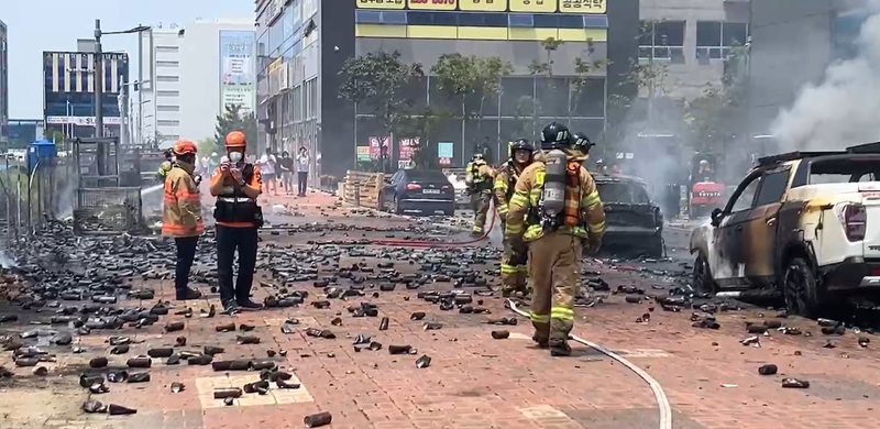 부산 강서구 마트서 부탄가스 폭발…차량 10여 대 소실