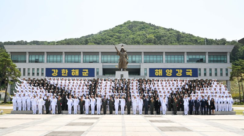 5월 31일 경남 창원시 진해구 해군사관학교에서 열린 ‘제136기 해군ㆍ해병대 사관후보생 수료 및 임관식’에서 신임 장교들이 임관 기념 단체사진을 촬영하고 있다. 사진= 대한민국 해군 제공