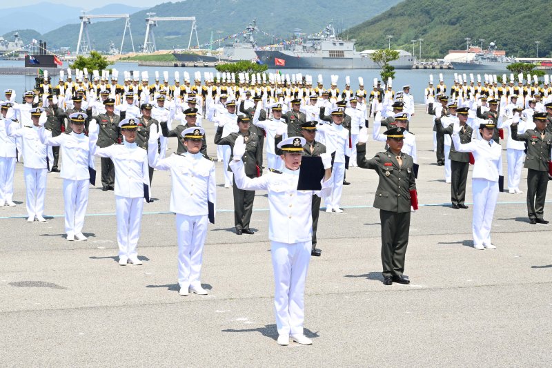 5월 31일 경남 창원시 진해구 해군사관학교에서 열린 ‘제136기 해군ㆍ해병대 사관후보생 수료 및 임관식’에서 신임 장교들이 임관선서를 하고 있다. 사진= 대한민국 해군 제공