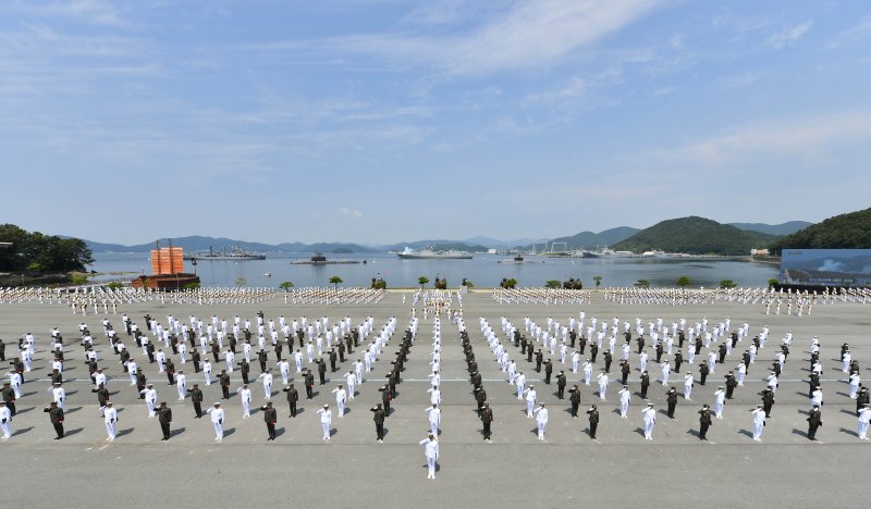 5월 31일 경남 창원시 진해구 해군사관학교에서 ‘제136기 해군ㆍ해병대 사관후보생 수료 및 임관식’이 진행되고 있다.<div id='ad_body2' class='ad_center'></div> 사진= 대한민국 해군 제공