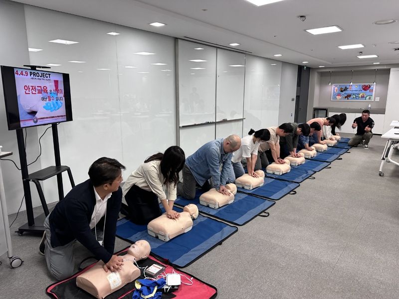 31일 푸본현대생명 임직원들이 안전사고예방활동 프로그램 중 심폐소생술 실습을 시행했다. 푸본현대생명 제공
