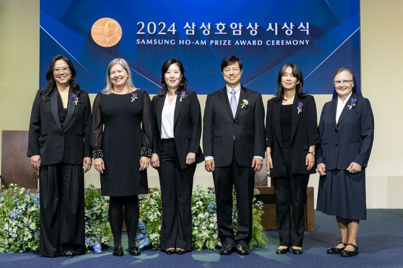 삼성호암상 수상자들이 5월 31일 서울 중구 신라호텔 다이너스티홀에서 열린 ‘2024 삼성호암상 시상식’에서 기념 촬영을 하고 있다. 과학상 화학·생명과학부문 혜란 다윈 뉴욕대 교수, 과학상 물리·수학부문 킴벌리 브릭먼 미 국립표준기술연구소 연구원(고 남세우 미 국립표준기술연구소 연구원 배우자), 공학상 이수인 워싱턴대 교수, 의학상 피터 박 하버드의대 교수, 예술상 한강 소설가, 사회봉사상 제라딘 라이언 아일랜드 성골롬반외방선교수녀회 수녀(왼쪽부터). 호암재단 제공