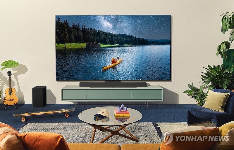LG전자 2024년형 LG 올레드 TV LG 올레드 TV, 영국·스위스 등 환경 관련 인증 연이어 획득 (서울=연합뉴스) LG전자는 LG올레드 TV가 최근 비영리 인증기관인 영국 카본트러스트(Carbon Trust)와 스위스 SGS(Societe Generale de Surveillance)로부터 각각 4년 연속, 영국 비영리 인증기관인 인터텍(Intertek)으로부터 2년 연속 환경 관련 제품 인증을 획득했다고 14일 밝혔다. 사진은 2024년형 LG 올레드 TV. 2024.4.14 [LG전자 제공. 재판매 및 DB 금지] pho
