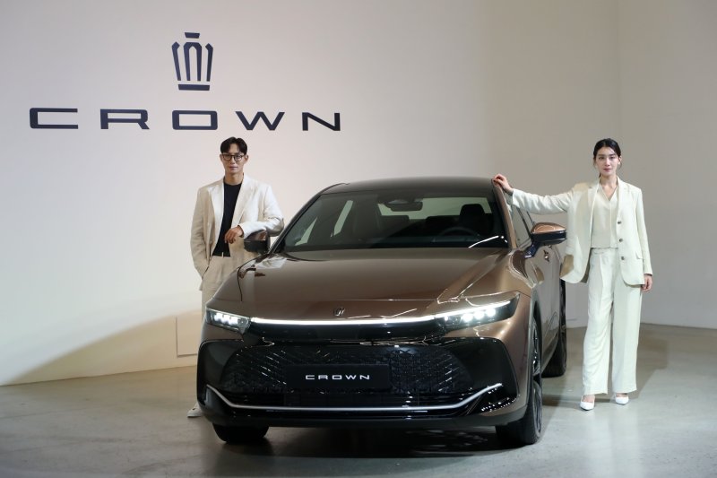 [서울=뉴시스] 김선웅 기자 = 토요타코리아가 5일 서울 강남구 서울옥션 강남센터에서 토요타 플래그십 자동차 '16세대 크라운(CROWN)'의 2.4리터 듀얼 부스트 하이브리드 모델을 공개하고 있다. 2023.06.05. mangusta@newsis.com