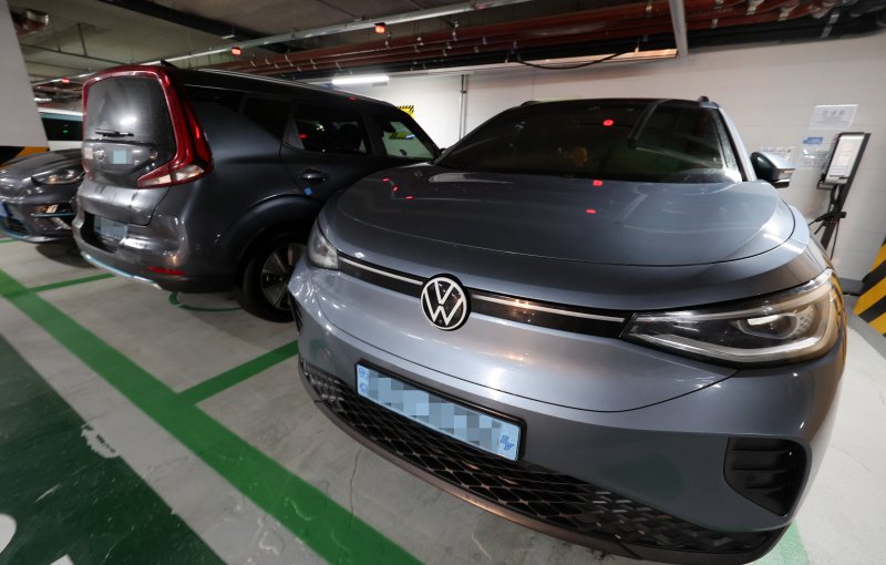 [서울=뉴시스] 조성우 기자 = 수입차 업계가 수요 침체에 따른 전기차 할인 경쟁에 돌입한다. 온라인 신차 구매 플랫폼 겟차에 따르면 메르세데스-벤츠의 대형 전기 세단 모델인 'EQS 450 4MATIC'은 보조금과 금융 할인을 이용하면 원래 가격(1억9000만원)보다 4000만원가량 싸게 살 수 있다. BMW 5시리즈의 첫 전기차 모델 i5도 이달 현재 트림별로 최소 1450만원에서 최대 1950만원까지 할인이 적용되고 있다. 2024.02.22. xconfind@newsis.com