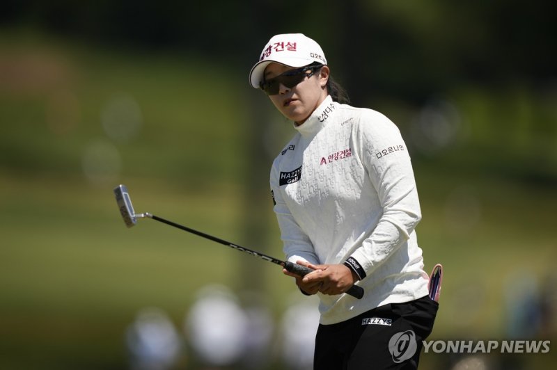 임진희 Jin Hee Im, of South Korea, follows her putt on the 14th green during the second round of the U.S. Women's Open golf tournament at Lancaster Country Club, Friday, May 31, 2024, in Lancaster, Pa. (AP Photo/Matt Slocum)