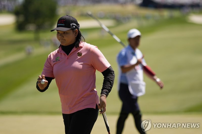 위차니 미차이 Wichanee Meechai, of Thailand, reacts after making a putt on the 10th green during the second round of the U.S. Women's Open golf tournament at Lancaster Country Club, Friday, May 31, 2024, in Lancaster, Pa. (AP Photo/Matt Slocum)