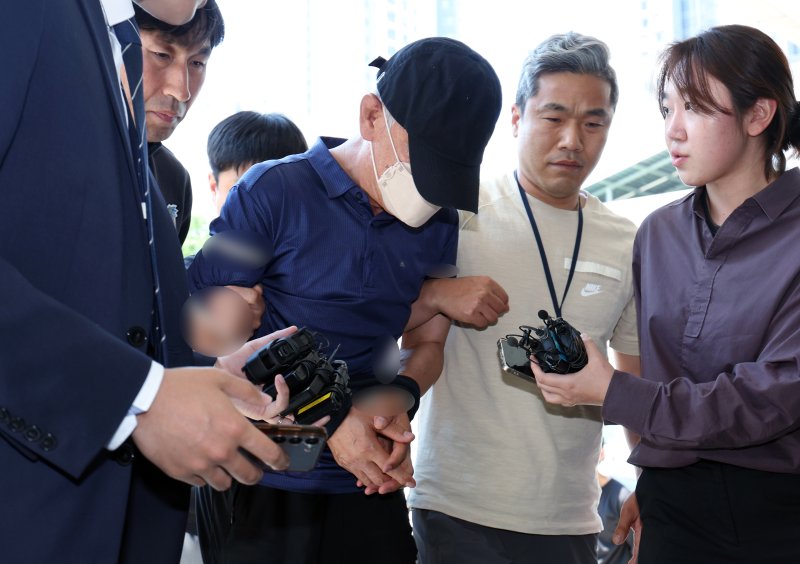 서울 강남의 한 오피스텔에서 모녀를 흉기로 찌르고 달아난 뒤 하루 만에 검거된 60대 남성 용의자가 지난달 31일 오전 서울 수서경찰서로 압송되고 있다. /사진=뉴스1