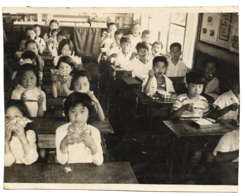 1972 광무국민학교(현 부전초등학교) 점심시간 풍경 [부산 부산진구 제공. 재판매 및 DB 금지]